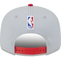 graue-und-rote-snapback-kappe-9fifty-tip-off-2023-der-chicago-bulls-nba-von-new-era