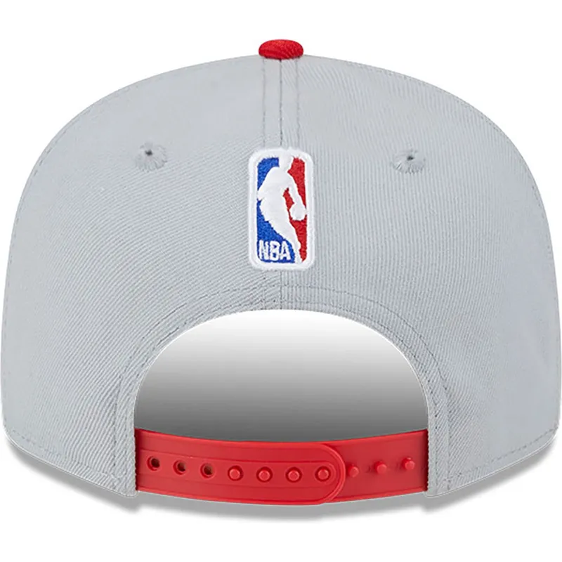 shapka-ploska-siv-snapbek-9fifty-tip-off-2023-na-chicago-bulls-nba-ot-new-era