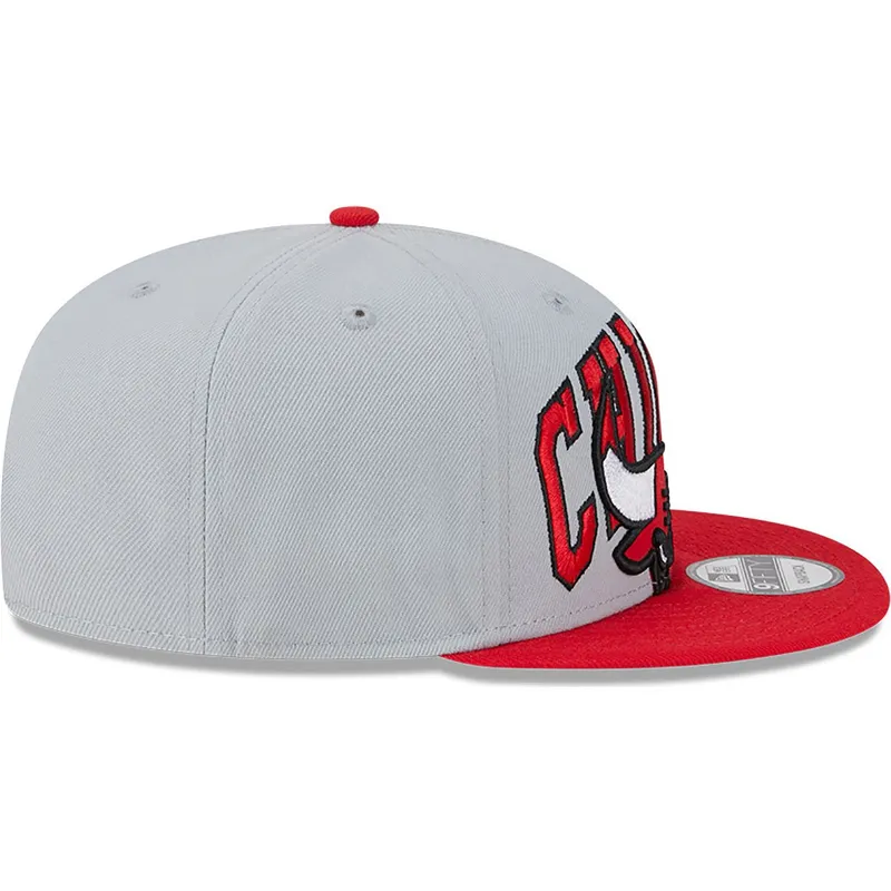 shapka-ploska-siv-snapbek-9fifty-tip-off-2023-na-chicago-bulls-nba-ot-new-era