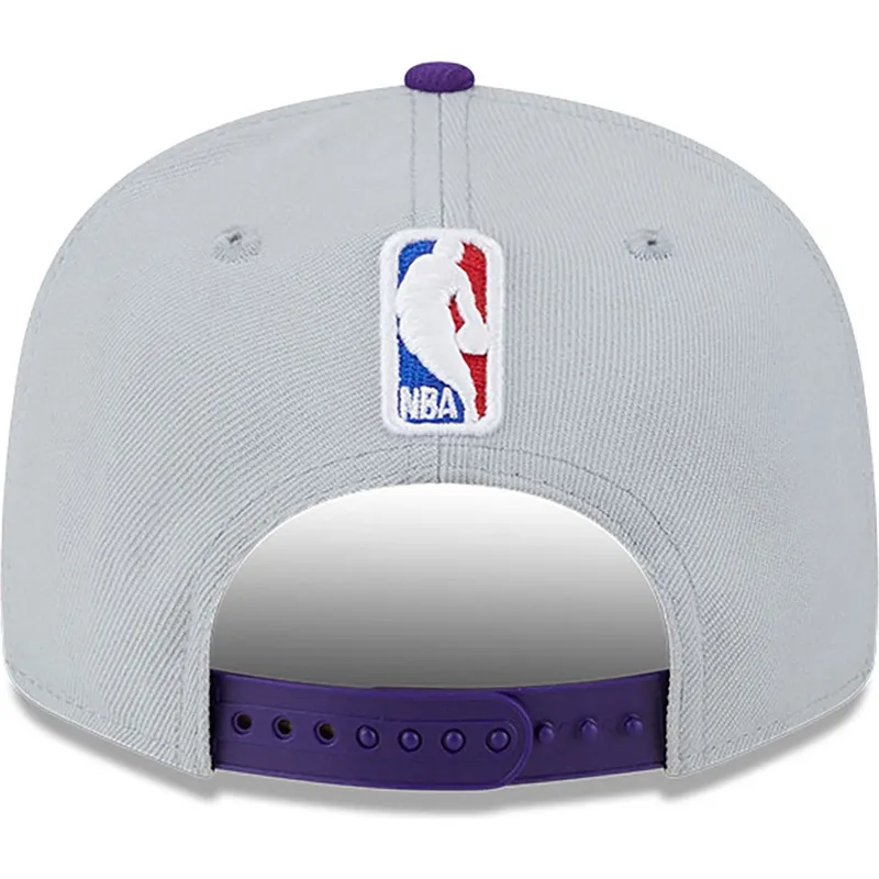 shapka-ploska-siv-snapbek-9fifty-tip-off-2023-na-los-angeles-lakers-nba-ot-new-era shapka-ploska-siv-snapbek-9fifty-tip-off-2023-na-los-angeles-lakers-nba-ot-new-era