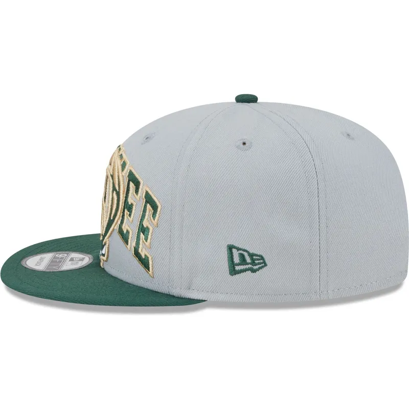 shapka-ploska-siv-snapbek-9fifty-tip-off-2023-na-milwaukee-bucks-nba-ot-new-era