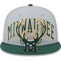 shapka-ploska-siv-snapbek-9fifty-tip-off-2023-na-milwaukee-bucks-nba-ot-new-era