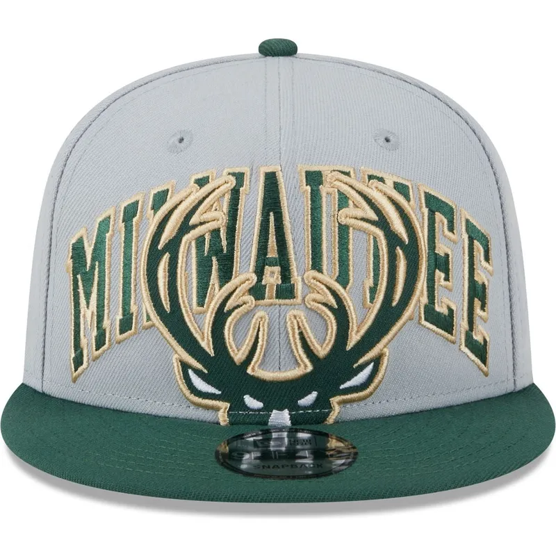 shapka-ploska-siv-snapbek-9fifty-tip-off-2023-na-milwaukee-bucks-nba-ot-new-era