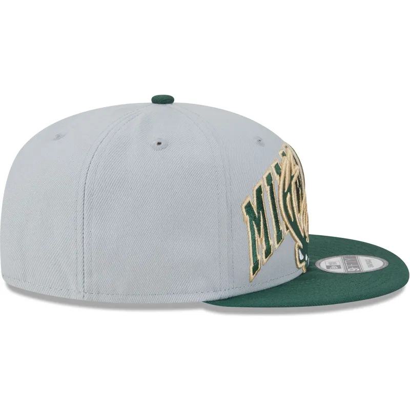 shapka-ploska-siv-snapbek-9fifty-tip-off-2023-na-milwaukee-bucks-nba-ot-new-era