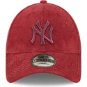 verstellbare-rote-curved-cap-mit-rotem-logo-9forty-towelling-der-new-york-yankees-mlb-von-new-era