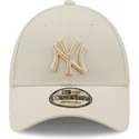 beige-gebogener-snapback-cap-mit-logo-beige-9forty-tonal-repreve-der-new-york-yankees-mlb-von-new-era