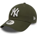 grune-verstellbare-curved-cap-9twenty-league-essential-der-new-york-yankees-mlb-von-new-era