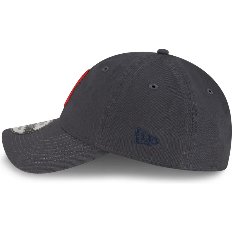 gra-justerbar-kasket-med-buet-skygge-og-rodt-logo-9twenty-core-classic-af-boston-red-sox-mlb-fra-new-era