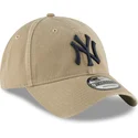 hellbraune-verstellbare-curved-cap-mit-marineblauem-logo-9twenty-core-classic-der-new-york-yankees-mlb-von-new-era