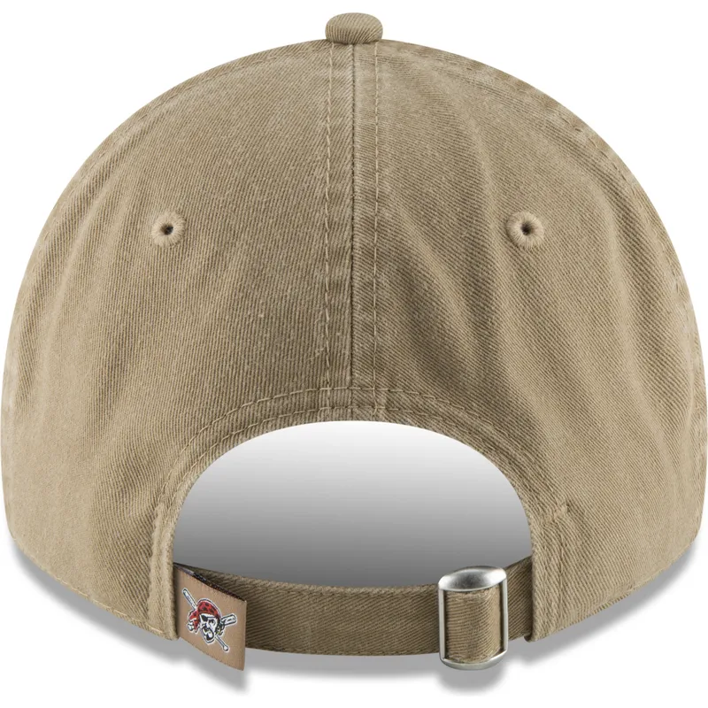 lysebrun-justerbar-kurvet-kasket-med-sort-logo-9twenty-core-classic-fra-pittsburgh-pirates-mlb-fra-new-era