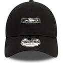 schwarze-verstellbare-9twenty-kappe-mit-gebogenem-schirm-und-pin-abzeichen-von-mclaren-racing-formula-1-von-new-era