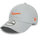 gorra-curva-gris-ajustable-con-logo-naranja-9forty-seasonal-colour-de-vespa-piaggio-de-new-era