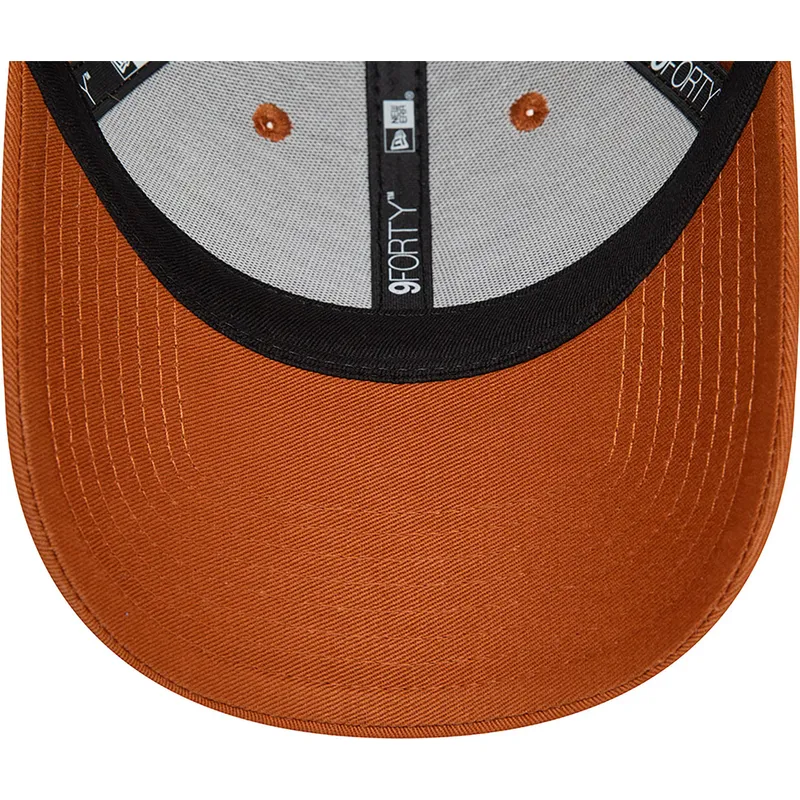 verstellbare-braune-9forty-essential-kappe-mit-gebogenem-schirm-von-new-era