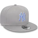 shapka-ploska-siv-snapbek-9fifty-outline-na-new-york-yankees-mlb-ot-new-era