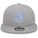 shapka-ploska-siv-snapbek-9fifty-outline-na-new-york-yankees-mlb-ot-new-era