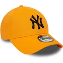 verstellbare-orangefarbene-kappe-mit-gebogenem-schirm-und-schwarzem-logo-9forty-league-essential-der-new-york-yankees-mlb-von-ne
