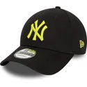 schwarze-verstellbare-kappe-mit-gebogenem-schirm-und-gelbem-logo-9forty-league-essential-der-new-york-yankees-mlb-von-new-era