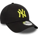 schwarze-verstellbare-kappe-mit-gebogenem-schirm-und-gelbem-logo-9forty-league-essential-der-new-york-yankees-mlb-von-new-era