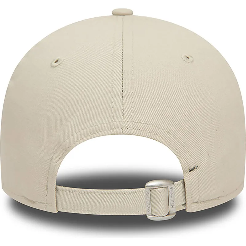 beige-verstellbare-9forty-league-essential-kappe-mit-gebogenem-schirm-und-braunem-logo-der-new-york-yankees-mlb-von-new-era