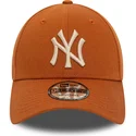 verstellbare-braune-kappe-mit-gebogenem-schirm-und-beigem-logo-9forty-league-essential-der-new-york-yankees-mlb-von-new-era