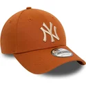verstellbare-braune-kappe-mit-gebogenem-schirm-und-beigem-logo-9forty-league-essential-der-new-york-yankees-mlb-von-new-era