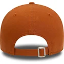 verstellbare-braune-kappe-mit-gebogenem-schirm-und-beigem-logo-9forty-league-essential-der-new-york-yankees-mlb-von-new-era