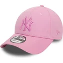 rosa-verstellbare-9forty-league-essential-cap-mit-gebogenem-schirm-und-rosa-new-york-yankees-mlb-logo-von-new-era