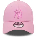 rosa-verstellbare-9forty-league-essential-cap-mit-gebogenem-schirm-und-rosa-new-york-yankees-mlb-logo-von-new-era