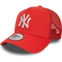 shapka-izvita-traker-chervena-snapbek-a-frame-league-essential-na-new-york-yankees-mlb-ot-new-era