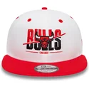 shapka-ploska-chervena-snapbek-9fifty-white-crown-na-chicago-bulls-nba-ot-new-era