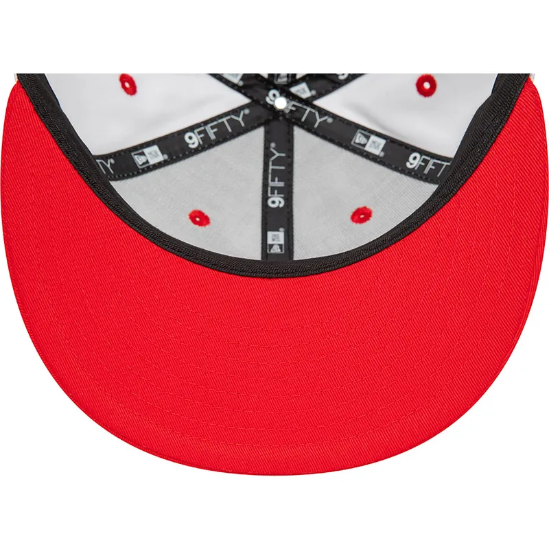 weisse-und-rote-flache-snapback-kappe-9fifty-white-crown-von-chicago-bulls-nba-von-new-era
