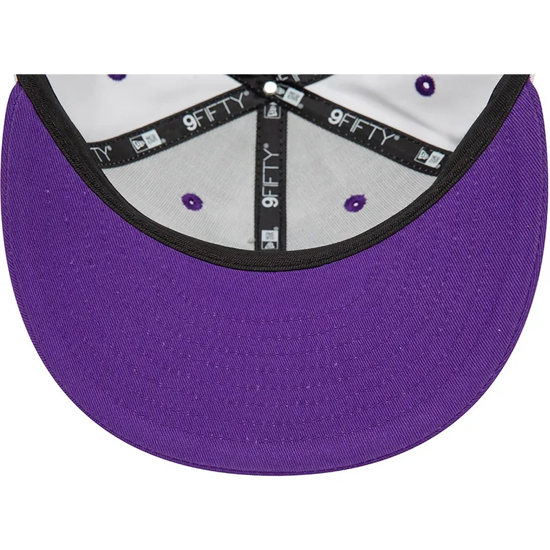 shapka-ploska-violetka-snapbek-9fifty-white-crown-na-los-angeles-lakers-nba-ot-new-era
