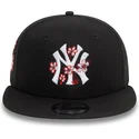 shapka-ploska-cherna-snapbek-9fifty-flower-icon-na-new-york-yankees-mlb-ot-new-era