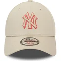beige-justerbar-9forty-team-outline-kasket-med-buet-skygge-fra-new-york-yankees-mlb-fra-new-era