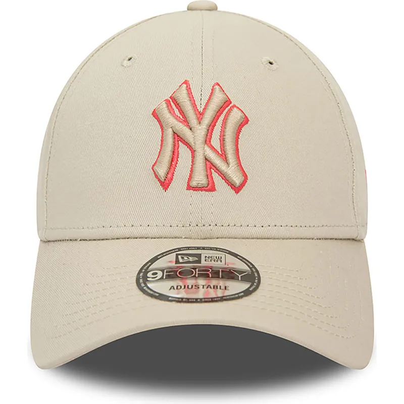beige-justerbar-9forty-team-outline-kasket-med-buet-skygge-fra-new-york-yankees-mlb-fra-new-era