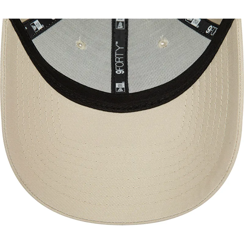 beige-justerbar-9forty-team-outline-kasket-med-buet-skygge-fra-new-york-yankees-mlb-fra-new-era