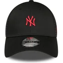 shapka-izvita-traker-cherna-reguliruem-9forty-home-field-na-new-york-yankees-mlb-ot-new-era