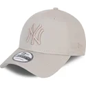 buet-beige-justerbar-kasket-med-beige-logo-9forty-league-essential-poly-fra-new-york-yankees-mlb-fra-new-era
