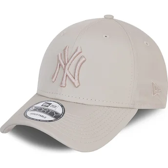 Buet beige justerbar kasket med beige logo 9FORTY League Essential Poly fra New York Yankees MLB fra New Era