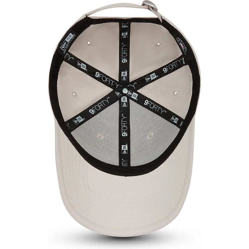 buet-beige-justerbar-kasket-med-beige-logo-9forty-league-essential-poly-fra-new-york-yankees-mlb-fra-new-era