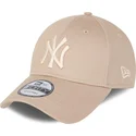 beige-justerbar-kasket-med-buet-skygge-og-beige-logo-9forty-league-essential-fra-new-york-yankees-mlb-fra-new-era