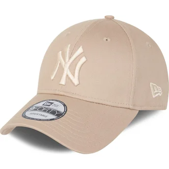 Beige justerbar buet kasket med beige logo 9FORTY League Essential fra New York Yankees MLB fra New Era