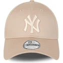 beige-justerbar-kasket-med-buet-skygge-og-beige-logo-9forty-league-essential-fra-new-york-yankees-mlb-fra-new-era