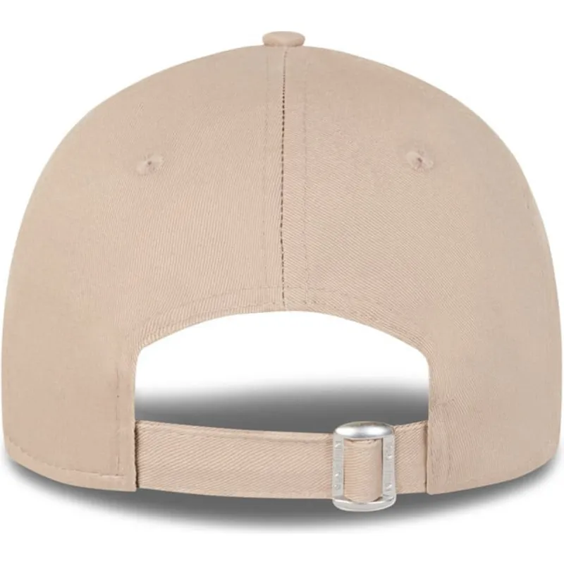 beige-justerbar-buet-kasket-med-beige-logo-9forty-league-essential-fra-new-york-yankees-mlb-fra-new-era