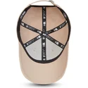beige-justerbar-kasket-med-buet-skygge-og-beige-logo-9forty-league-essential-fra-new-york-yankees-mlb-fra-new-era