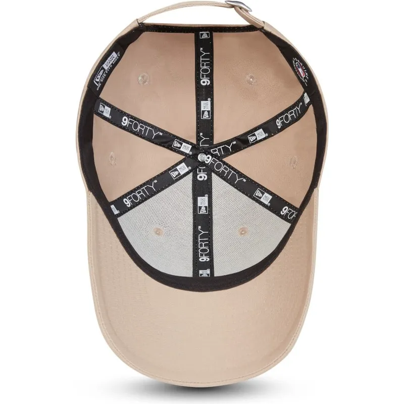 beige-justerbar-buet-kasket-med-beige-logo-9forty-league-essential-fra-new-york-yankees-mlb-fra-new-era