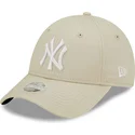 beige-justerbar-kvindekasket-med-buet-skygge-9forty-league-essential-new-york-yankees-mlb-fra-new-era