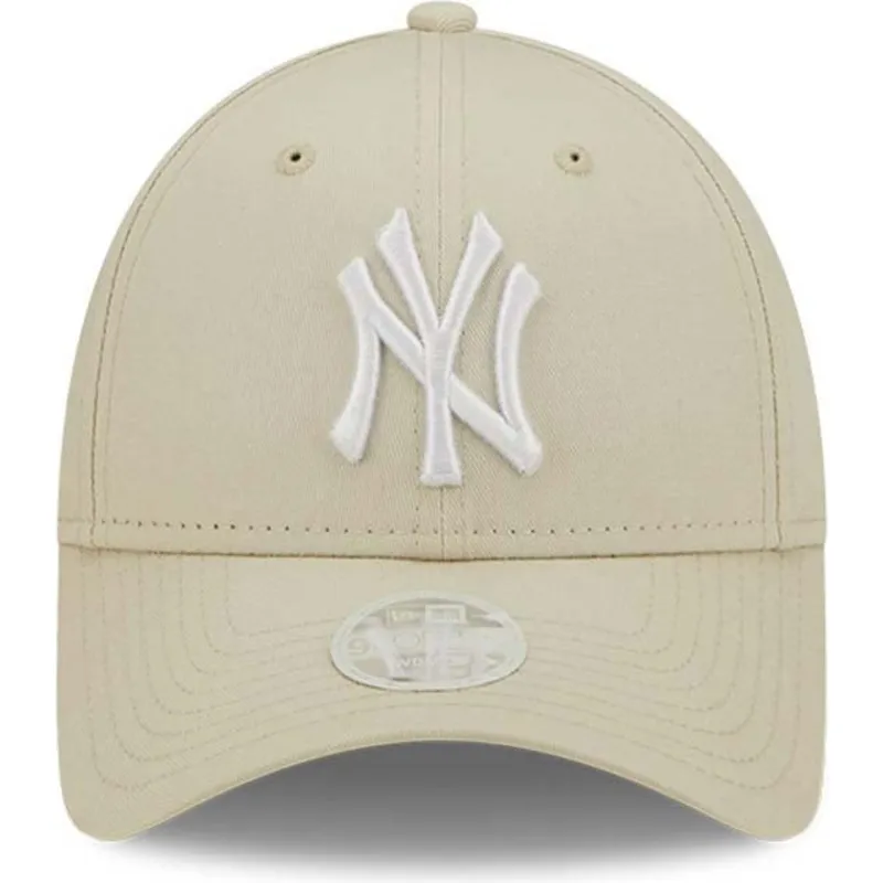beige-justerbar-kvindekasket-med-buet-skygge-9forty-league-essential-new-york-yankees-mlb-fra-new-era