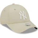 buet-beige-justerbar-kasket-til-kvinder-9forty-league-essential-fra-new-york-yankees-mlb-fra-new-era