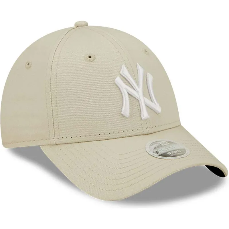 beige-justerbar-kvindekasket-med-buet-skygge-9forty-league-essential-new-york-yankees-mlb-fra-new-era